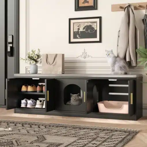 Kassi kapp kraapimispostiga ja ventilatsiooniga 140x40x45 cm | E-pood Tootemaailm Stiilne must kassi kapp kraapimispostiga ja ventilatsiooniga. Kapis on mitu sektsiooni jalatsite, kassi peidupaiga ja liivakasti jaoks. See asub esikus, seinaga kaunistatud taustal, millel on pildid ja karva riputatud mantel.