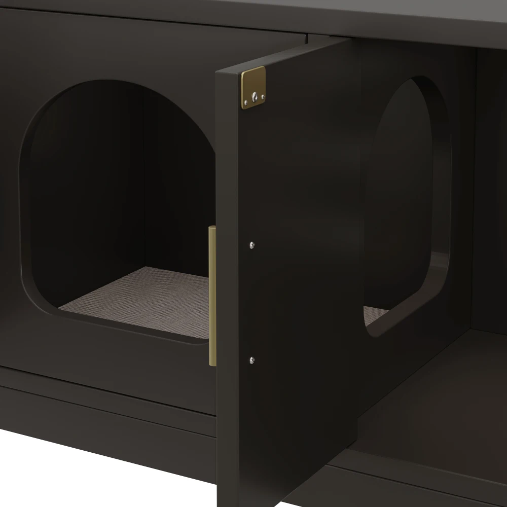 Tumepruun kassi kapp, mis on varustatud kraapimispostiga ja ventilatsiooniga, avatava uksega. Kapp on mõõtudega 140x40x45 cm, sobides ideaalselt modernse interjööriga ruumi.