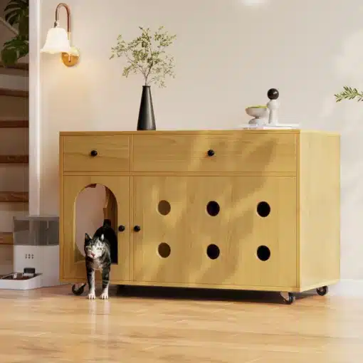 Kassiliivakasti kapp kollane vaher, eemaldatav alus 100x45x66 | E-pood Tootemaailm Kassiliivakasti kapp kollane vaher, eemaldatav alus 100x45x66. Pildil on hele, kollasest vahtrast ja musta värvi nuppudega kapp, millel on eemaldatav alus ja ümmargused avad esiküljel, mille kaudu on näha kassi sisenemas. Taustal on valge sein ja taim vaasis.