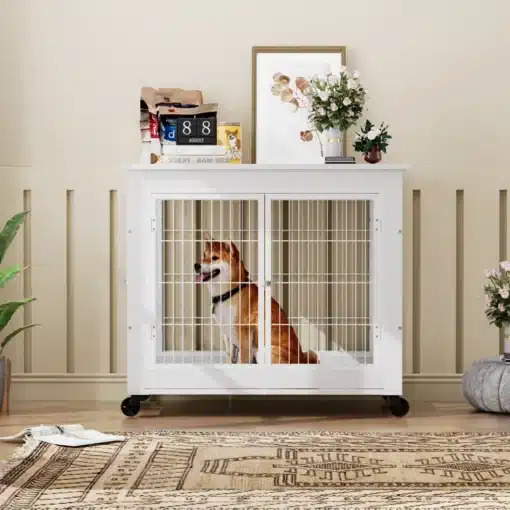 Koerakuut ratastel kahekordsete ustega, puidust 80x56x69 | E-pood Tootemaailm Puidust koerakuut ratastel kahekordsete ustega, mõõtmetega 80x56x69, asetatud elegantsesse elutuppa. Kuut on valge ja stiilselt disainitud ning sisaldab sisemuses istuvat koera. Taustal on heledates toonides seinad ja dekoratsioonid.
