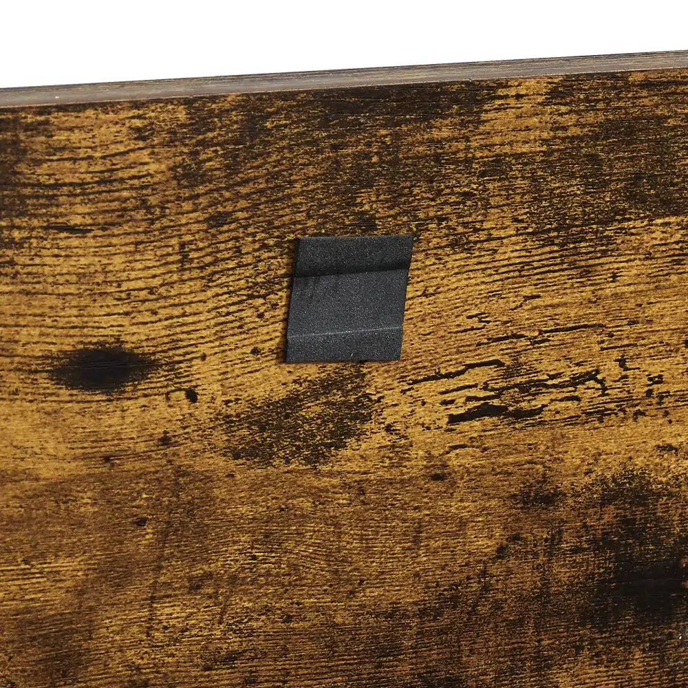 Puidust koerakuudi detail vahemiks musta värvi kinnitusega, taustal naturaalse puidu tekstuur.