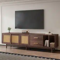 Elegantne TV-alus, valmistatud MDF puidust ja rotangiga, mahutab 75-tollise televiisori, kahe sahtli ja avatud riiulitega, minimalistlik hele puidutoon.