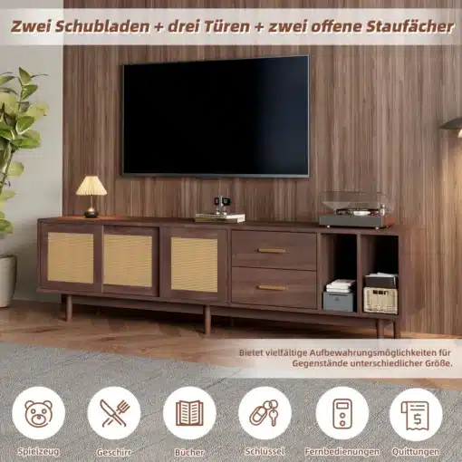 TV-alus MDF puidust, rotangiga, 190 cm, 75-tollisele | E-pood Tootemaailm Pildil on elegantne TV-alus, valmistatud MDF puidust metalse läikega tumedasse värvitooni. Rotangist detailid lisavad kaasaegsusele looduslikkust. Alusel on kaks avatud riiulit, sahtlid ja kolm uste taha peidetud riiulit. Taustal on soe puitpaneelidest sein, millel on suur lameekraan teler. Aluse peal on lambivalgus ja mõned dekoratiivsed esemed.