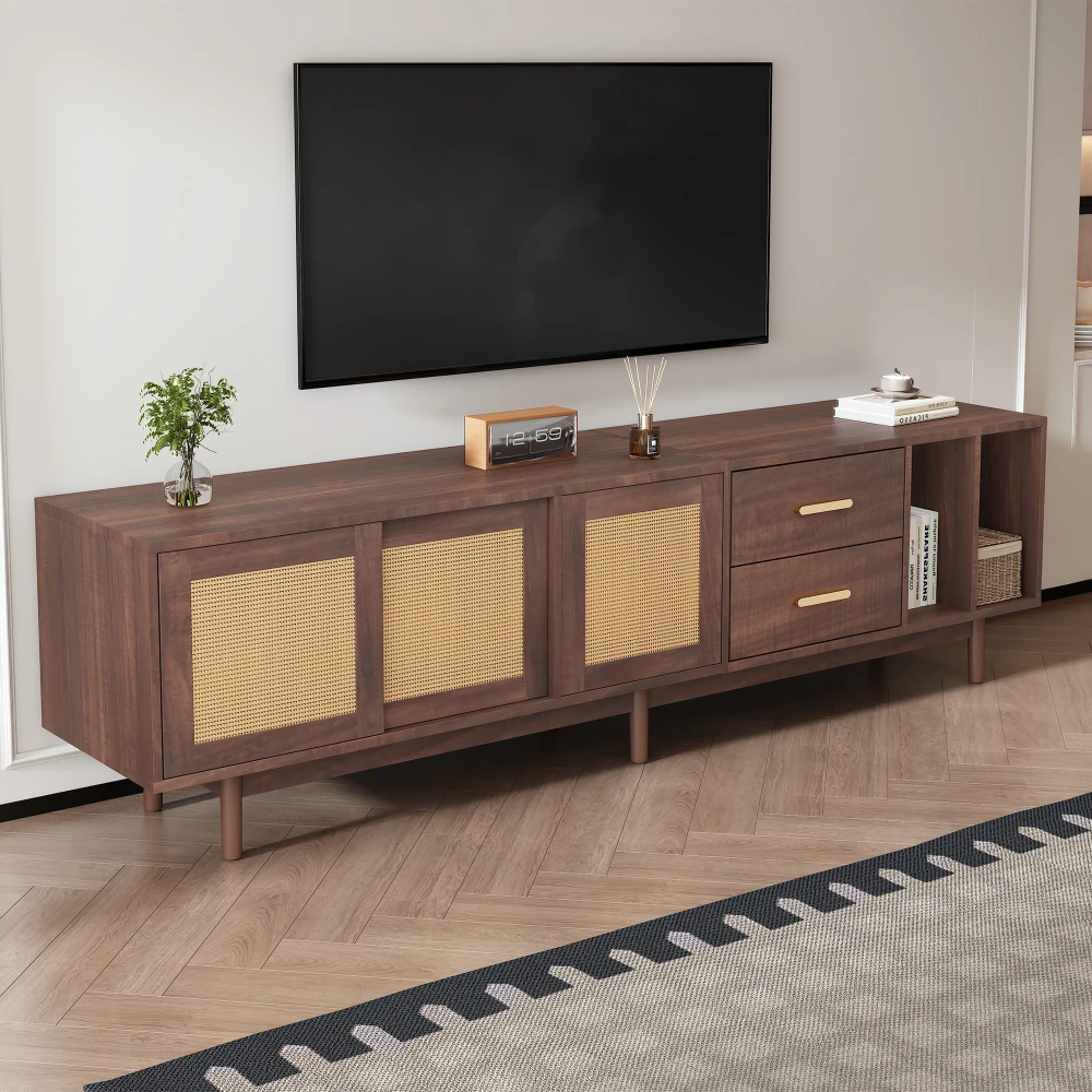Elegantne TV-alus MDF puidust ja rotangiga, 190 cm pikkune, sobib kuni 75-tollisele televiisorile. Kahe ukse ja sahtliga, soe pruuni tooni disain sobib ideaalselt kaasaegsesse elutoasse, asetatud heledale puitpõrandale modernse vaibaga.