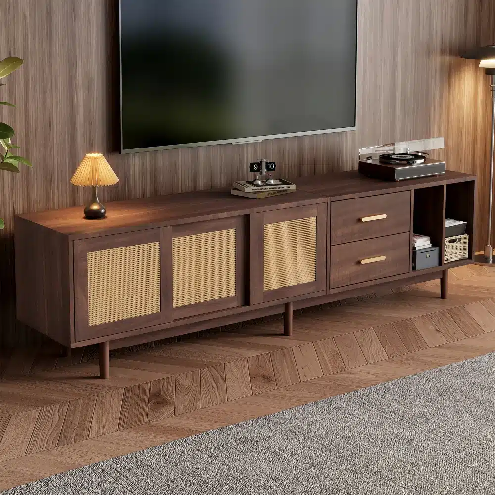 Elegantne TV-alus valmistatud MDF puidust, rotangist detailidega. 190 cm pikkune ja sobib kuni 75-tollistele teleritele. Asub kaasaegses elutoas, mille puhul on põhivärvideks soe puit ja beežid toonid, sisaldab mitmeid sahtleid ja riiuleid.