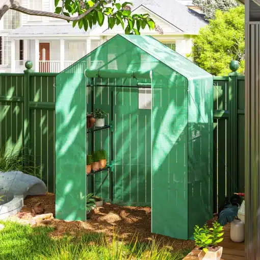 Kasvuhoone riiulitega UV-kaitsega roheline 143x74x190cm | E-pood Tootemaailm Roheline kasvuhoone riiulitega, mille UV-kaitsega kate tagab taimedele kaitse päikese eest. Kasvuhoone mõõtmed on 143x74x190cm ning see paikneb aiakahvli taustal rohelise aia kõrval. Riiulitel on paigutatud erinevaid potitaimi, mis loovad hubase ja produktiivse aiakeskkonna.
