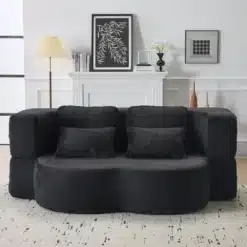 Must flanellist pehme lahtikäiv põrandadiivan nelja padjaga, asetatud valge kaasaegse interjööriga elutuppa, tapeeditud seina ja minimalistlike dekoratsioonidega.