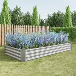 Tsingitud terasest kõrge peenrakast avatud põhjaga mõõtudega 8x3x1 ft, täidetud siniste ja lillade lilledega, taustal puidust aed ja rohelised puud.