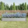 Tsingitud terasest kõrge peenrakast avatud põhjaga 8x3x1 ft | E-pood Tootemaailm Tsingitud terasest kõrge peenrakast avatud põhjaga 8x3x1 ft, täidetud värvikate lilledega, asetatud rohelisele murule puidust aia taustal.