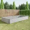 Tsingitud terasest kõrge peenrakast avatud põhjaga 8x3x1 ft | E-pood Tootemaailm Tsingitud terasest kõrge peenrakast avatud põhjaga 8x3x1 ft, paigaldatud lopsakas rohelises aias puidust aia taustal.