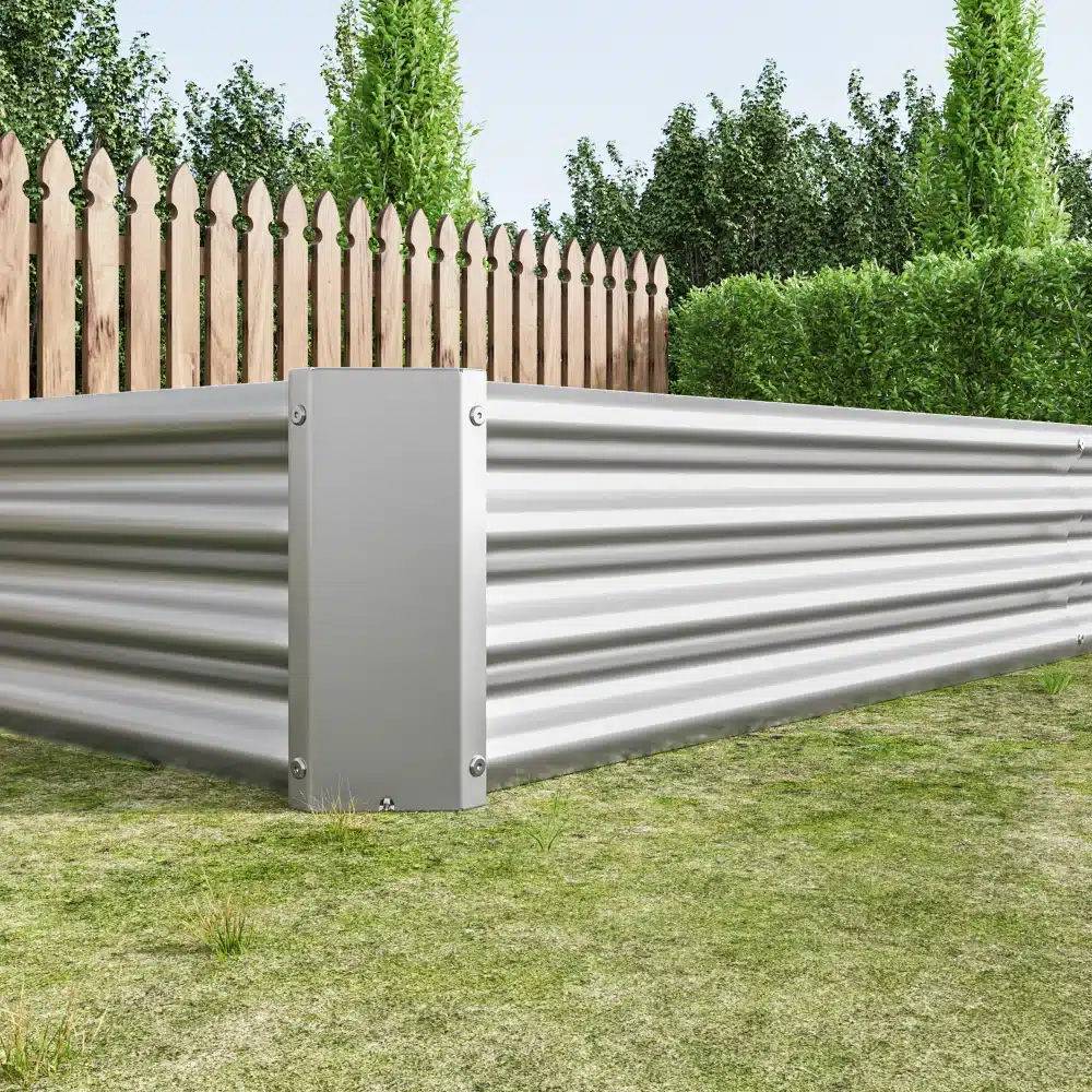 Tsingitud terasest kõrge peenrakast avatud põhjaga, mõõtmetega 8x3x1 ft, rohelisel murul. Taustal on hekihaljastus ja puitlippidest aed.