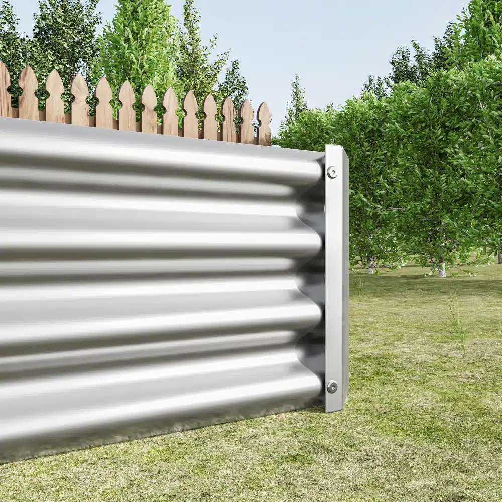 Pilt näitab tsingitud terasest kõrget peenrakasti avatud põhjaga, suurusega 8x3x1 ft. See on valmistatud vastupidavast tsingitud terasest, mis paistab hõbedaselt rohelisel murul, mille taustal on näha puitlippidest tara ja lopsakas rohelus.