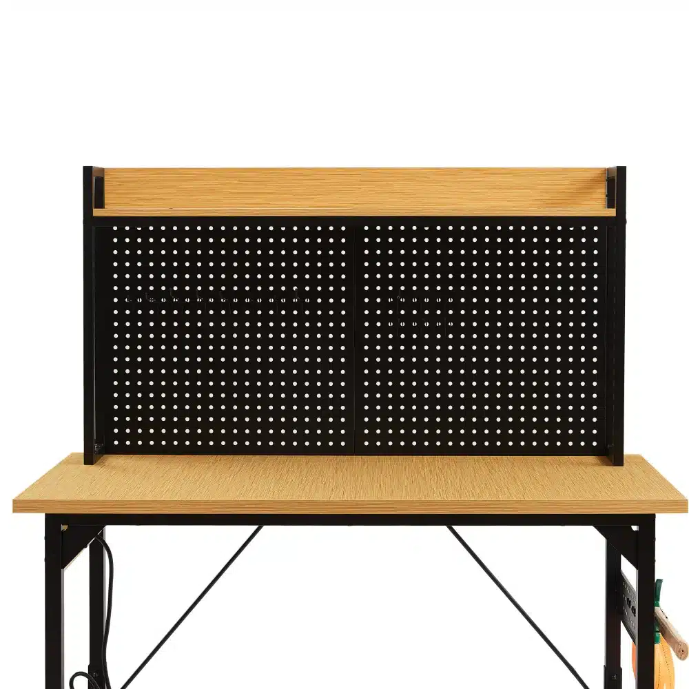 Töölaud 120 cm reguleeritav koos musta metallist tööriistapaneeliga ja puidust riiuliga, sobib käsitöövahendite organiseerimiseks. Laua taust on valge, rõhutades selle minimalistlikku ja funktsionaalset disaini.