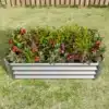 Tõstetud aiapeenar tsingitud terasest 120x60x30 cm | E-pood Tootemaailm Tõstetud aiapeenar tsingitud terasest, täidetud lopsakate roheliste taimede ja punaviljaliste põõsastega, paigutatud rohelisele murule, tagaplaanil puidust aed.