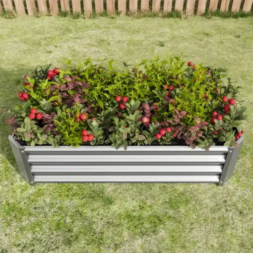 Tõstetud aiapeenar tsingitud terasest 120x60x30 cm | E-pood Tootemaailm Tõstetud aiapeenar tsingitud terasest, täidetud lopsakate roheliste taimede ja punaviljaliste põõsastega, paigutatud rohelisele murule, tagaplaanil puidust aed.