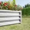 Tõstetud aiapeenar tsingitud terasest 120x60x30 cm | E-pood Tootemaailm Metallist tõstetud aiapeenar, mis on valmistatud tsingitud terasest ja on täidetud roheliste taimedega punaste marjadega, paigutatud muruplatsile.