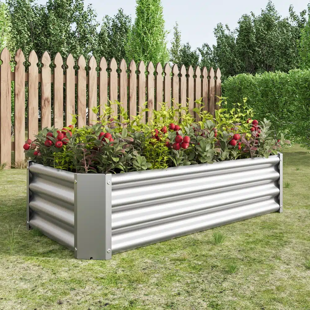 Tsingitud terasest tõstetud aiapeenar mõõtudega 120x60x30 cm, täidetud mitmesuguste taimedega, taustal puitlippidest aed ja rohelised põõsad.
