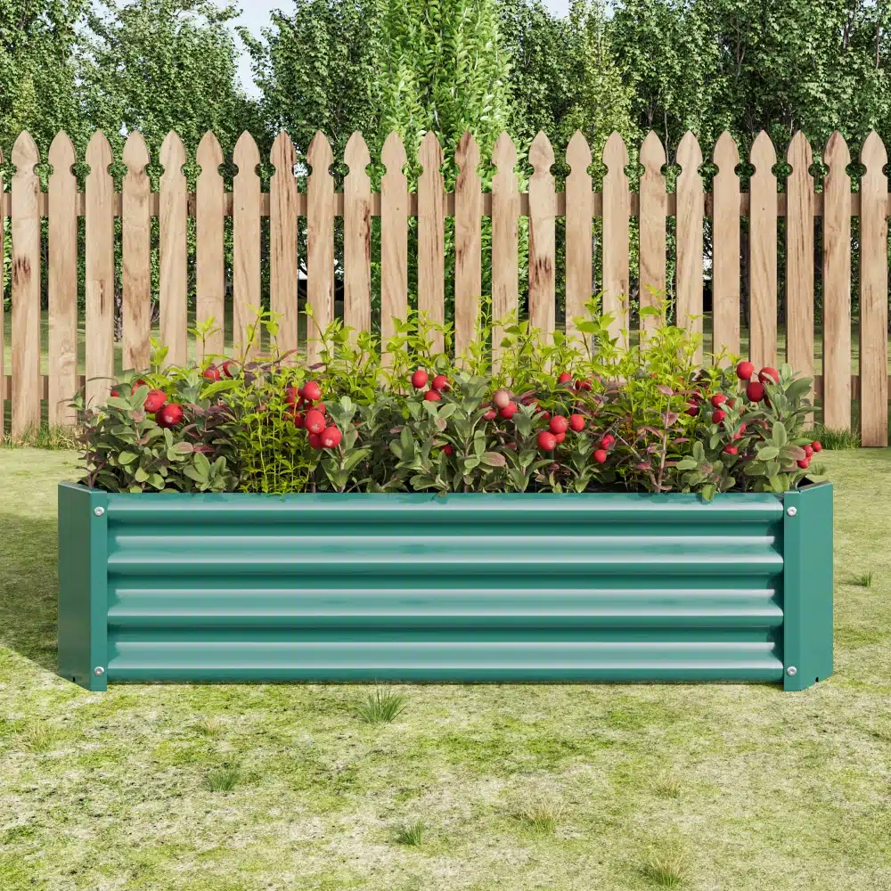 Roheline tsingitud terasest tõstetud aiapeenar, mõõtmetega 120x60x30 cm, täis lopsakaid rohelisi taimi ja punaseid marju, taustal puidust aed ja roheline muru.