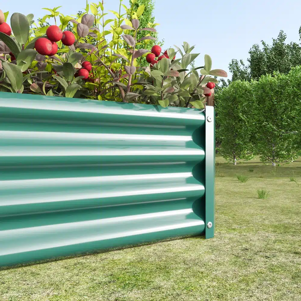 Tõstetud aiapeenar tsingitud terasest mõõtudega 120x60x30 cm, täidetud roheliste taimedega ja punaste marjadega, asetseb rohelisel murul maalilise tausta ees.
