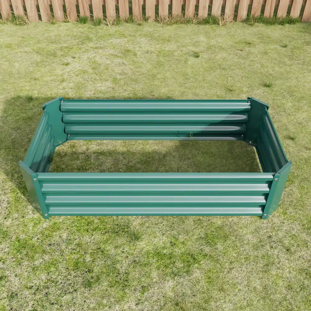 Roheline tõstetud aiapeenar valmistatud tsingitud terasest, mõõtmetega 120x60x30 cm, asetatud murule puidust aia taustal.