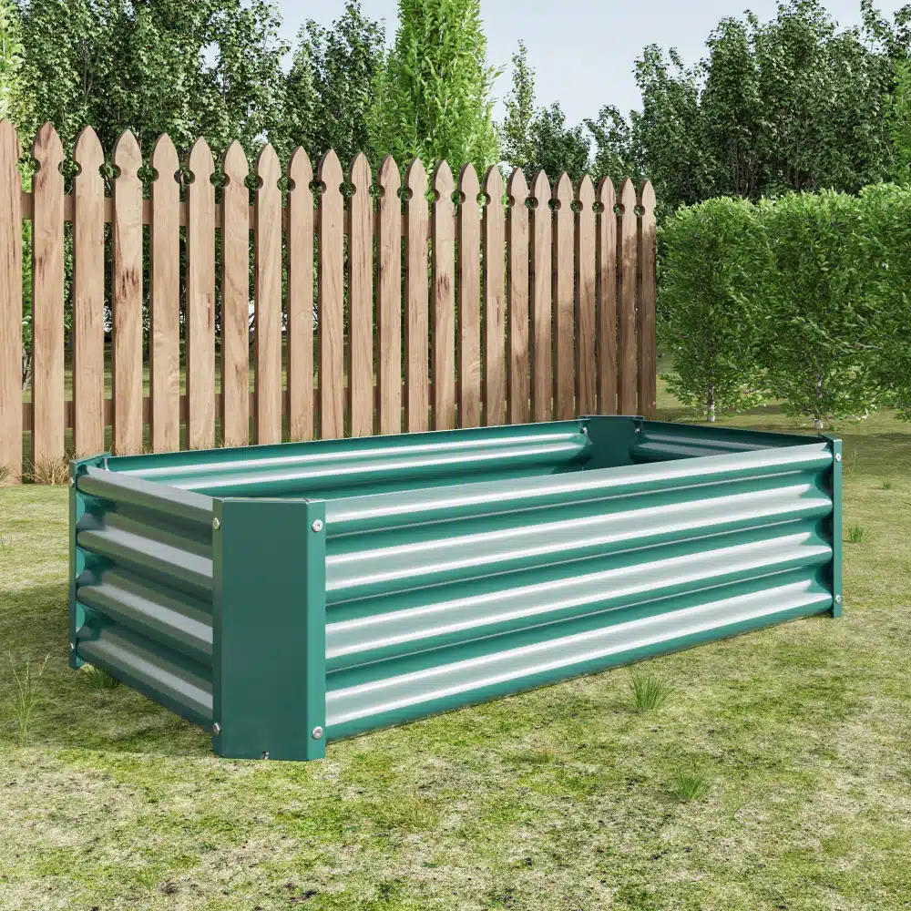 Roheline tõstetud aiapeenar, valmistatud tsingitud terasest, asub murualal, mille taustal on puitaiaga eraldatud roheline aed. Peenar mõõtmetega 120x60x30 cm pakub vastupidavat ja ilmastikukindlat lahendust taimede kasvatamiseks.
