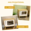 Kassimaja puidust pehme padja ja mängupalliga, tamm/valge | E-pood Tootemaailm Puidust kassimaja tammepuidust viimistlus, valge esipaneel, sisseehitatud pehme padi ja mängupall, mis asub vaibal heledas toas. Kass lõõgastub diivani kõrval.