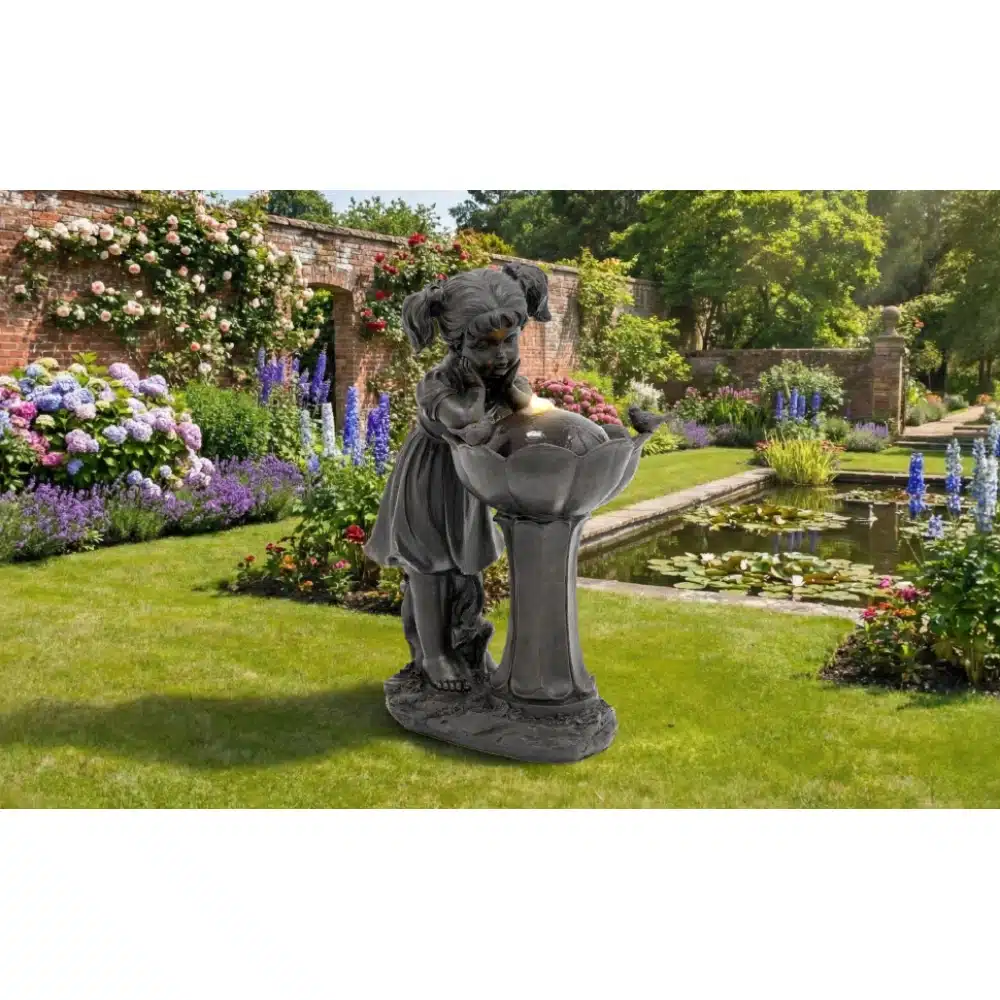 Vaskvärvi tüdrukuga aialatern veefontään LED-iga kaunis aias, ümbritsetud õitsvate lillede ja kivimüüriga, 65 cm kõrgune decoratiivne skulptuur.