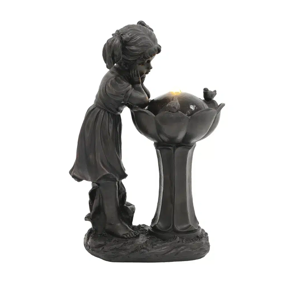 Vaskvärvi tüdruku figuuriga aialatern, millel on veefontään ja LED-valgustus, kõrgus 65 cm. Latern on kinnitatud lillekujulisele alusele.