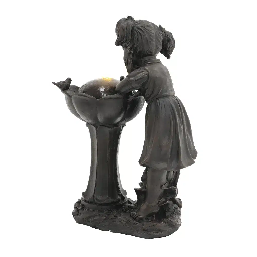 Vaskvärvi 65 cm kõrgune tüdrukuga aialatern ja veefontään, kus väike tüdruk toetub elegantselt lillakujulisele alusele, LED-valgustus lisab sooja sära, luues ainulaadse sise- või välistingimuste dekorelemendi.