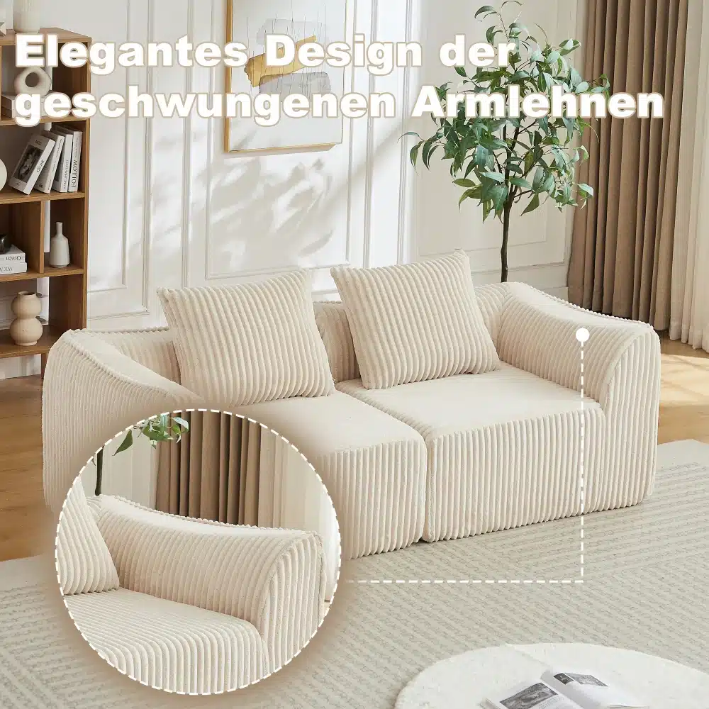 Kahekohaline diivan kumer disain ja sügav istumisosa, pehme beež polster ja sileda pinnaga kumerad käetoed elegantses toas, ruumikas ja mugav.