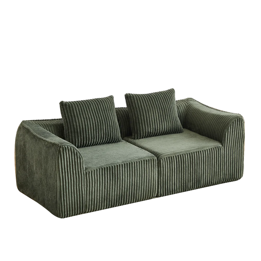 Kahekohaline diivan kumer disain ja sügav istumisosa, mis on kaetud sametise, tumerohelise kangaga, asetatud neutraalse tausta ette.