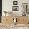 Esikukapp kassimaja kraapimispostiga ja ventilatsiooniga | E-pood Tootemaailm Stiilne esikukapp, naturaalsest puidust, kassimaja kraapimispostiga ja ventilatsiooniga, asetatud elegantse elutoa taustale, kaks kassi nauditavalt kapi peal ja sees.