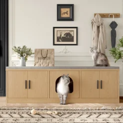 Stiilne esikukapp, naturaalsest puidust, kassimaja kraapimispostiga ja ventilatsiooniga, asetatud elegantse elutoa taustale, kaks kassi nauditavalt kapi peal ja sees.