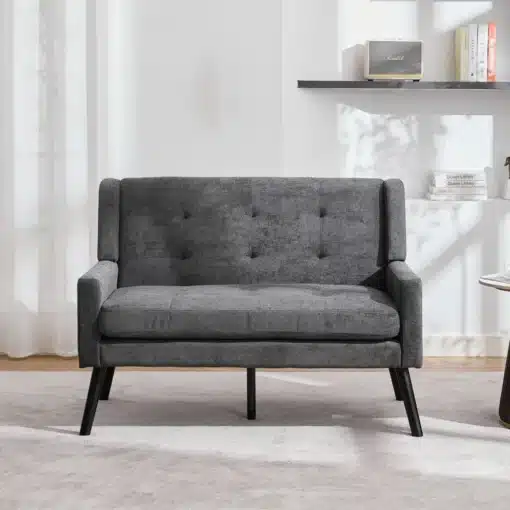 Tugitoolide komplekt vastupidava kangaga elutuppa, kaks halli tugitooli minimalistlikus stiilis, mustade jalgade ja hele taupe vaibaga heledas elutoas.