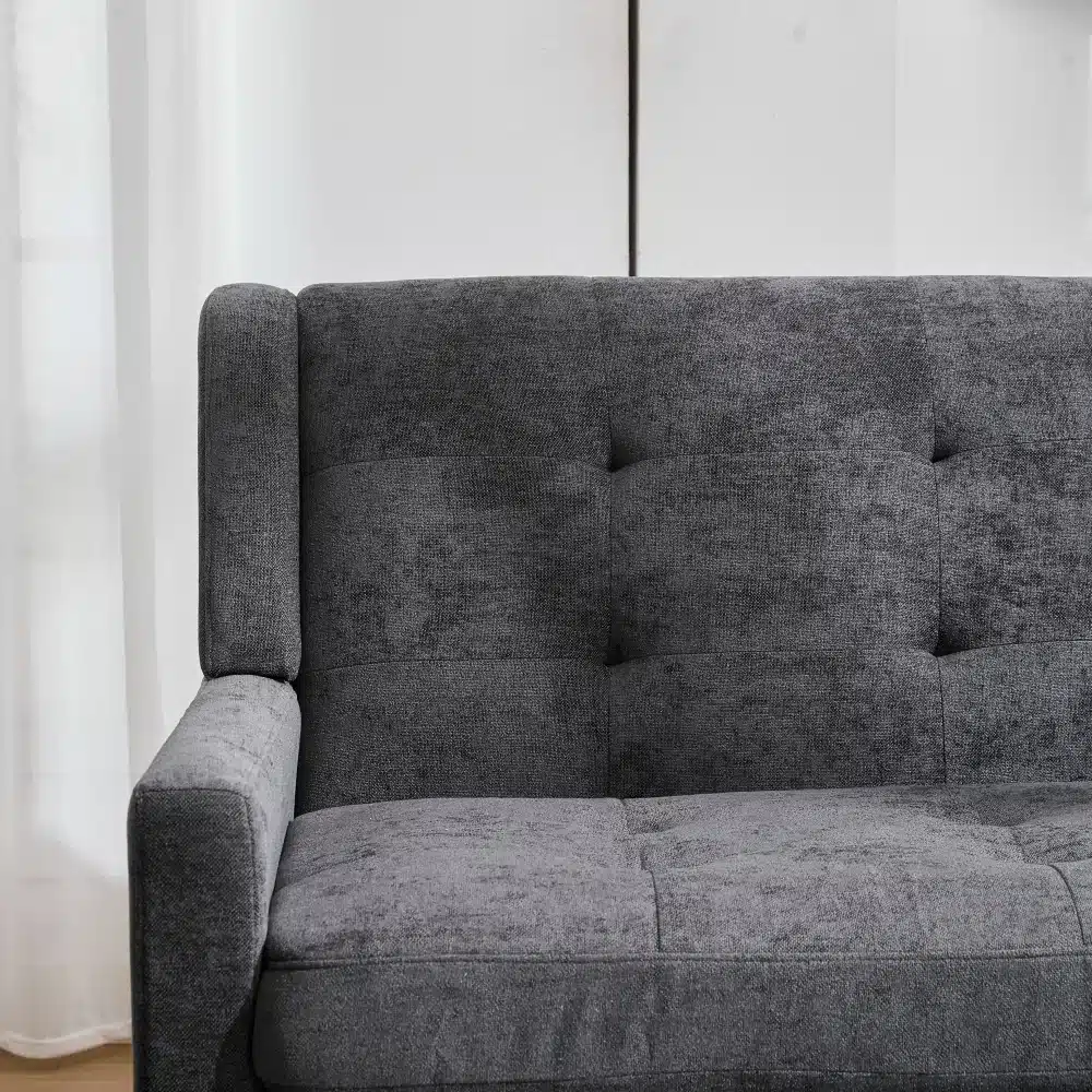 Tugitoolide komplekt vastupidava kangaga elutuppa 2 tk, näidatud on pehme hall kangaga polsterdatud tugitool, millel on minimalistlik disain ja stabiilne struktuur, sobiv kaasaegse elutoa sisustuseks valgel taustal.