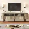 TV-alus puidumustriga, 2 sahtlit, 160×40×48 cm | E-pood Tootemaailm TV-alus puidumustriga, millel on kaks sahtlit ja avatud riiul, asetatud stiilsesse elutuppa. Aluse peen puidumuster harmoneerub kaunilt heledates toonides seina ja musta lambiga, pakkudes elegantset lahendust moodsasse interjööri.