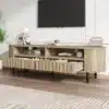 TV-alus puidumustriga, 2 sahtlit, 160×40×48 cm | E-pood Tootemaailm Elutoa stiilne TV-alus puidumustriga, mõõtmetega 160×40×48 cm, kahe avatud riiuli ja kahe sahtliga, asetatud helepruunile puidust põrandale rohelise taime äärde, minimalistlikus sisekujunduses.