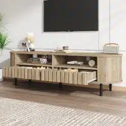 Elutoa stiilne TV-alus puidumustriga, mõõtmetega 160×40×48 cm, kahe avatud riiuli ja kahe sahtliga, asetatud helepruunile puidust põrandale rohelise taime äärde, minimalistlikus sisekujunduses.