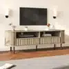 TV-alus puidumustriga, 2 sahtlit, 160×40×48 cm | E-pood Tootemaailm TV-alus puidumustriga, 2 sahtliga, valgustatud elutoas. Alus on ristkülikukujuline, mõõtmetega 160×40×48 cm, valmistatud naturaalsest puidust ning toetub mustadele jalgadele. See on paigutatud helehallile vaibale puitpõrandal, taustal valge sein ja lakoonilised seinalambid.