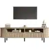TV-alus puidumustriga, 2 sahtlit, 160×40×48 cm | E-pood Tootemaailm Puidumustriga TV-alus kahe sahtliga, millel on silmapaistev naturaalne puidutoon, paigutatuna kaasaegsesse elutuppa valgel taustal. Aluse peal on raadio, raamatud ja dekoratiivsed esemed, rõhutades selle praktilisust ja stiili.