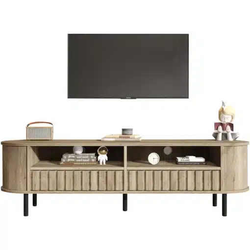 TV-alus puidumustriga, 2 sahtlit, 160×40×48 cm | E-pood Tootemaailm Puidumustriga TV-alus kahe sahtliga, millel on silmapaistev naturaalne puidutoon, paigutatuna kaasaegsesse elutuppa valgel taustal. Aluse peal on raadio, raamatud ja dekoratiivsed esemed, rõhutades selle praktilisust ja stiili.