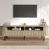 TV-alus puidumustriga, 2 sahtlit, 160×40×48 cm | E-pood Tootemaailm Puidumustriga TV-alus, mille mõõtmed on 160×40×48 cm, asetatud kaasaegsesse elutuppa. Alusel on kaks sahtlit ja avarad riiulid, tuginedes mustadele metalljalgadele, taustal hele sein.