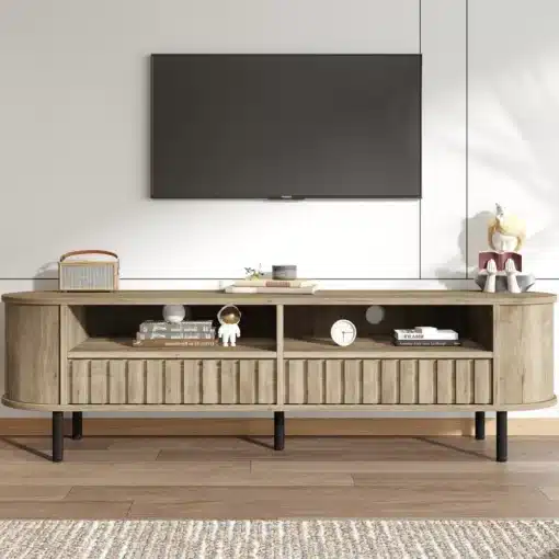 TV-alus puidumustriga, 2 sahtlit, 160×40×48 cm | E-pood Tootemaailm Puidumustriga TV-alus, mille mõõtmed on 160×40×48 cm, asetatud kaasaegsesse elutuppa. Alusel on kaks sahtlit ja avarad riiulid, tuginedes mustadele metalljalgadele, taustal hele sein.