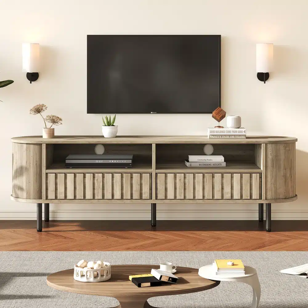 Moodne TV-alus puidumustriga naturaalses toonis, kahe praktilise sahtliga, mille mõõtmed on 160×40×48 cm, paigutatud stiilses elutoas koos mitmete dekoratsioonidega ja neutraalsel taustal.