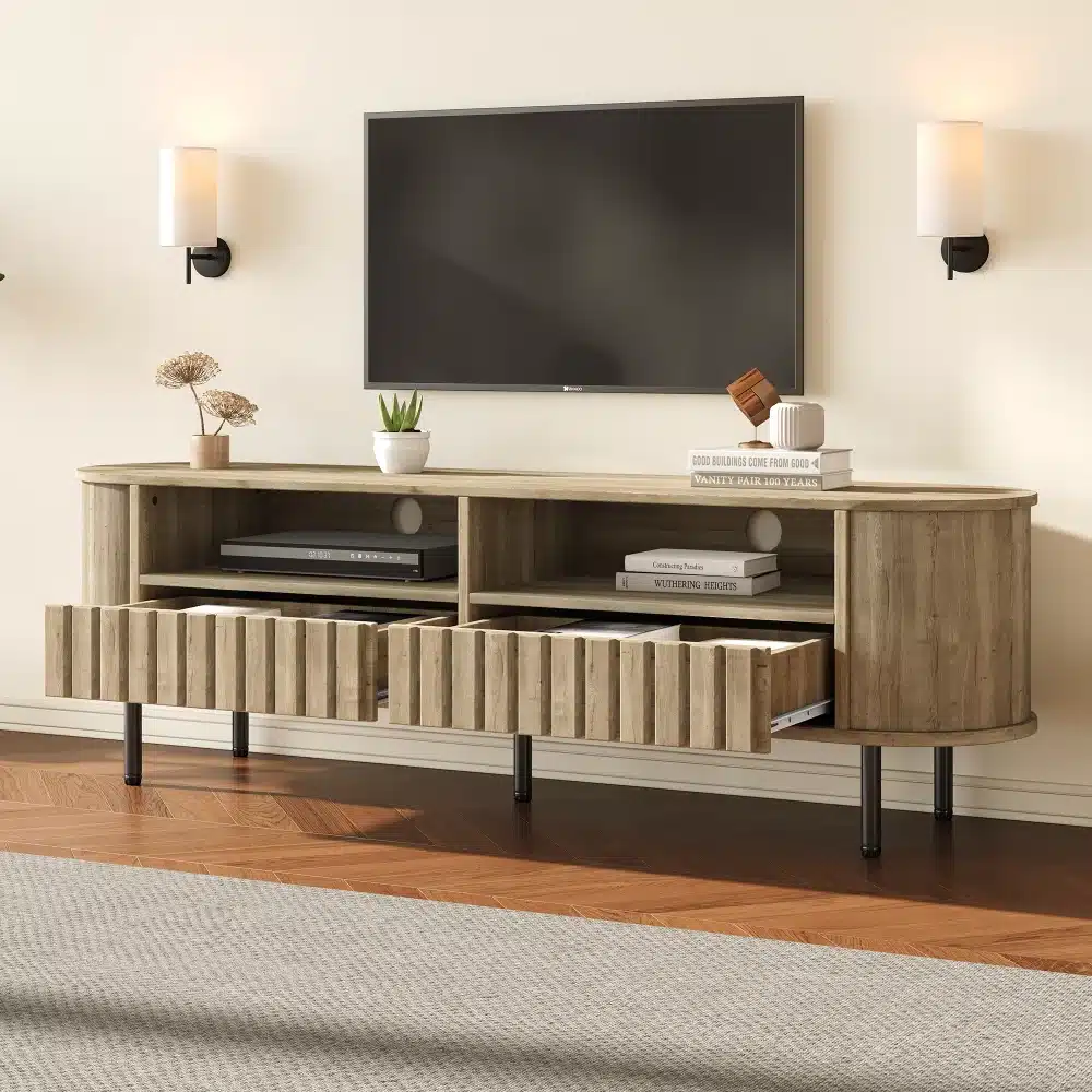 TV-alus puidumustriga, 2 sahtlit, 160×40×48 cm, hele puitmaterjal dekoratiivse mustriga, mustad jalad, paigutatud valge seina taustal koos dekoratsioonidega.