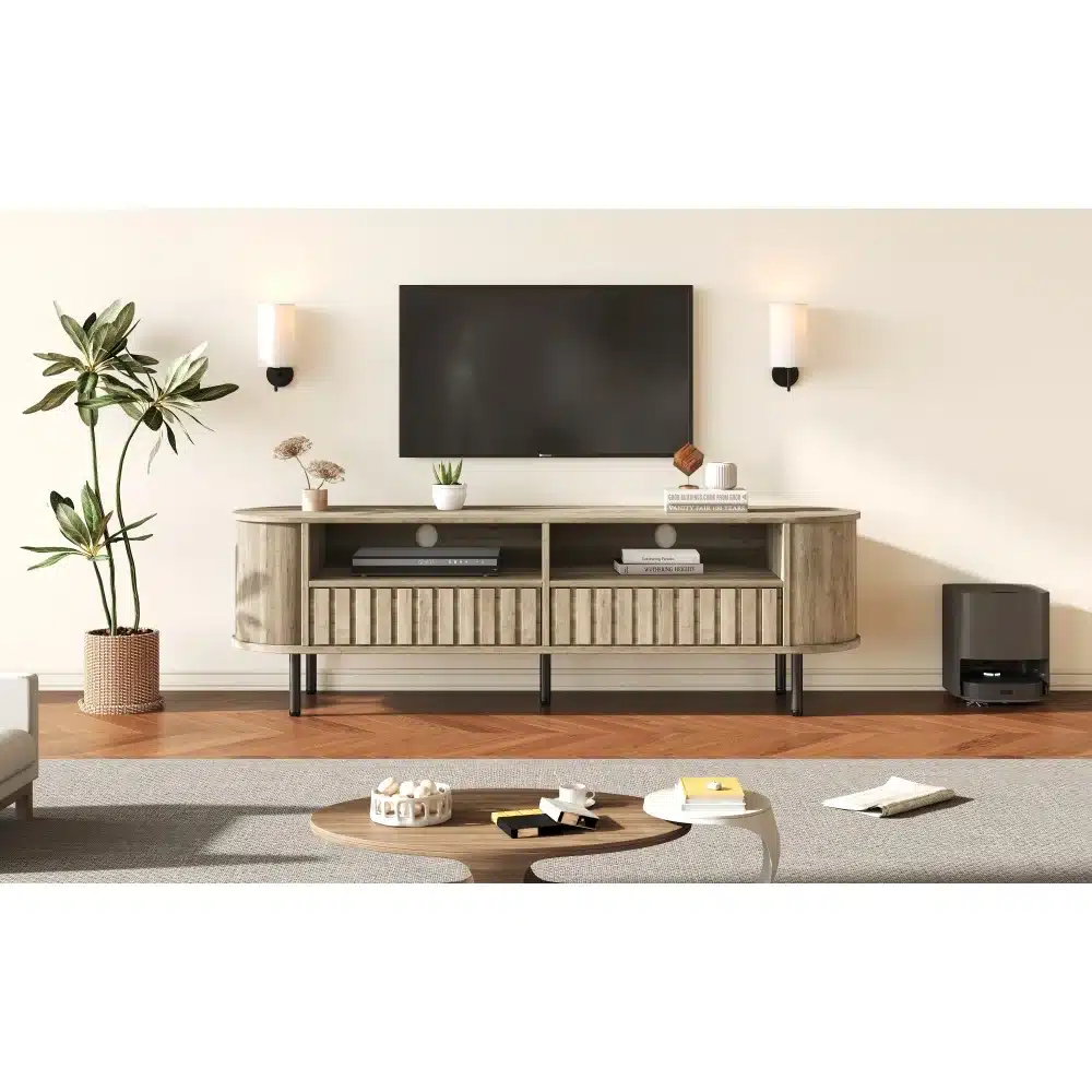 Kaunis elutoa interjöör, kus domineerib TV-alus puidumustriga, millel on kaks sahtlit. Aluse mõõdud on 160×40×48 cm ja see sobib ideaalselt modernsesse ruumi. Taustal on hele sein, millele on kinnitatud teler, ning kõrval on toataim ja dekoratsioonid.