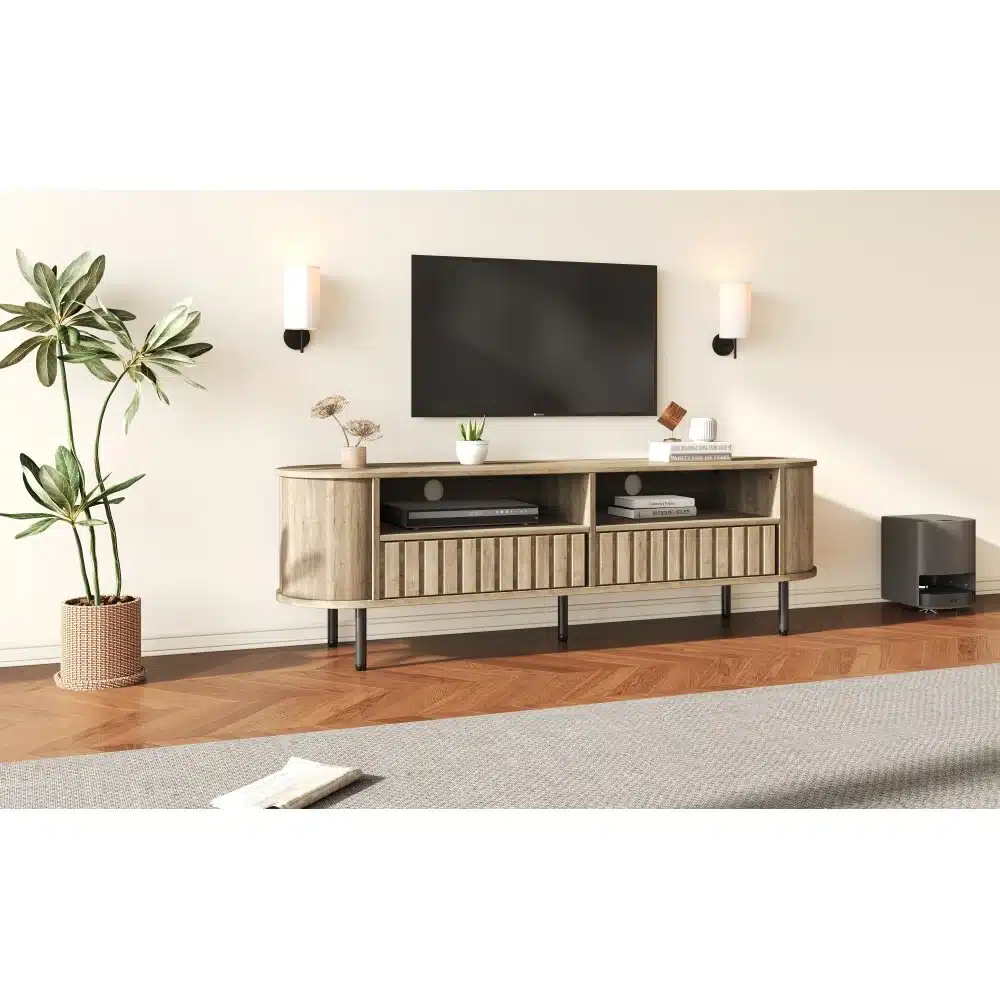 TV-alus puidumustriga elegantse viimistlusega, kaks avatud riiulit ja kaks suletud sahtlit, mõõtmetega 160×40×48 cm, paigutatud kaasaegsesse elutuppa koos seinakinnitusega televiisori ja toataimega.