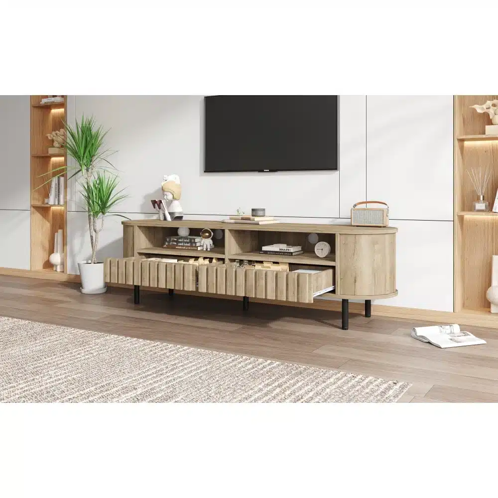 TV-alus puidumustriga, kahe sahtliga ja mõõtmetega 160×40×48 cm, seisab kaasaegses elutoas. Alusel on hele puidumuster, mustad jalad ja kaks avatud riiulit, millel asetsevad dekoratiivesemed. Sahtlid pakuvad ruumikat hoiustamist ja tagavad puhta ilme. Taustal valged ja puiduvärvi riiulid.
