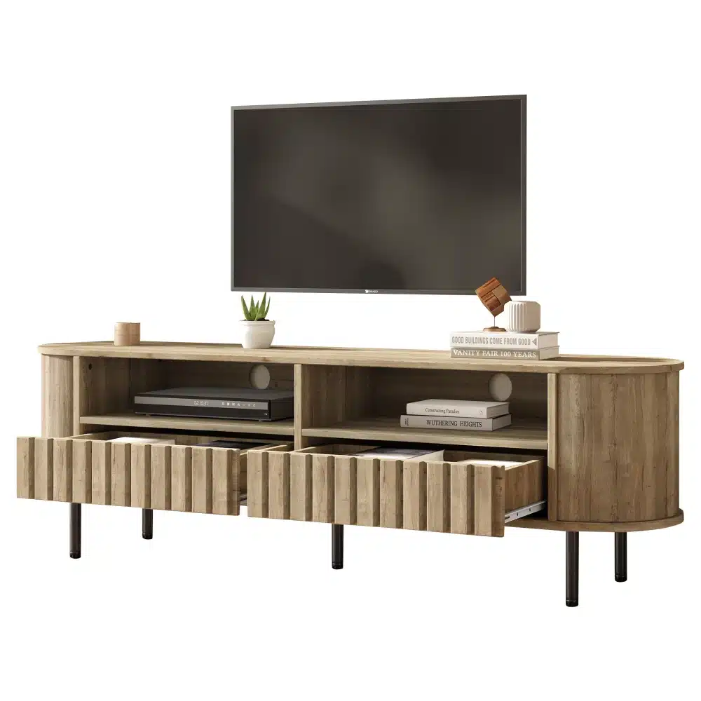 TV-alus puidumustriga, 2 sahtlit lahtiselt, mõõtudega 160×40×48 cm. Alusel on puidust tekstuur, metallist jalad ja avatud riiulid koos dekoratiivsete esemetega puhta valge taustal.