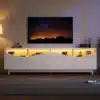 Valge kõrgläikega TV-alus LED-valgustusega elutoas. Stiilne 175 cm pikkune mööbliese tumedal puidust põrandal kaasaegses interjööris.